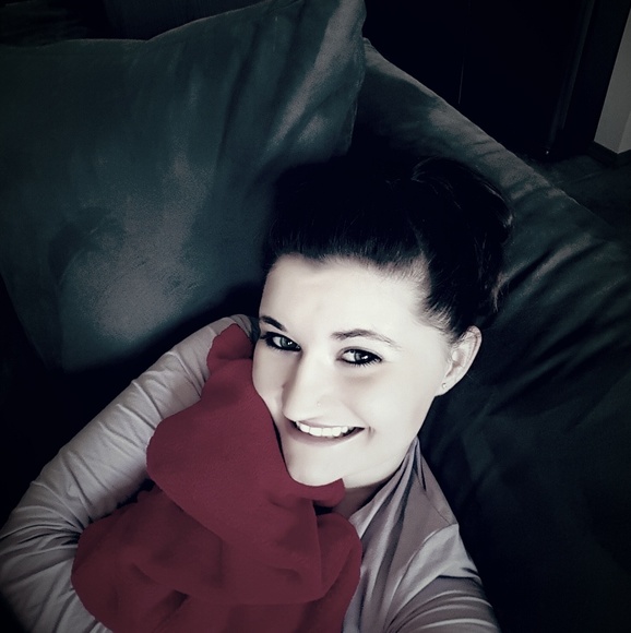 Profile Picture of Samantha Binford (@sbinford18) on Poshmark