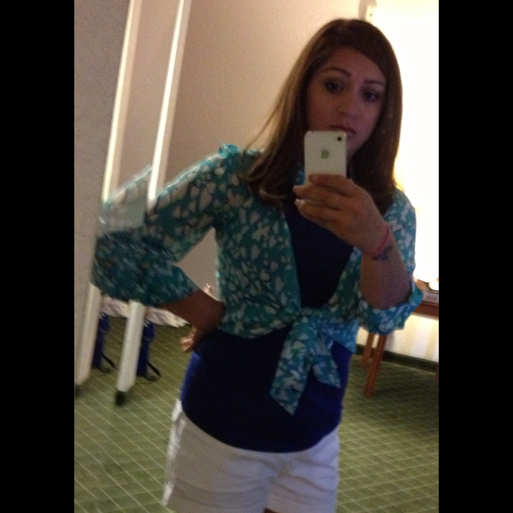 Profile Picture of Alice Flores (@aliceflores) on Poshmark