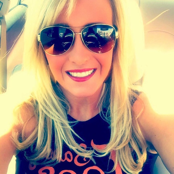 Profile Picture of Emily Devillez (@edevillez) on Poshmark
