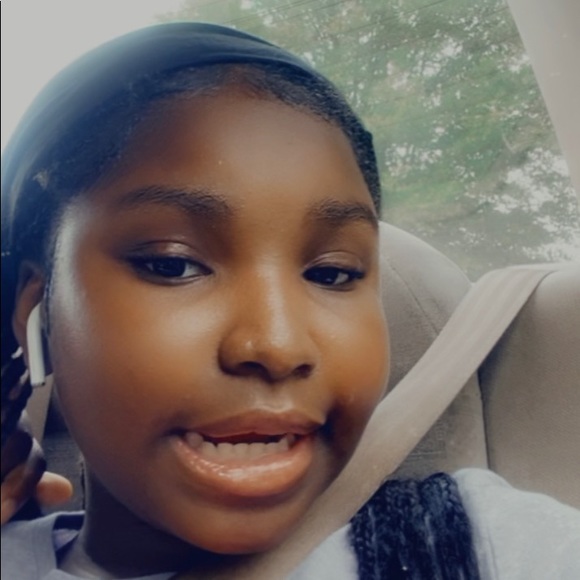 Profile Picture of Danielle Monday (@danielle_monday) on Poshmark