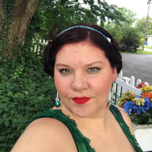 Profile Picture of Ivyrose Phillips (@phillips_ivy) on Poshmark