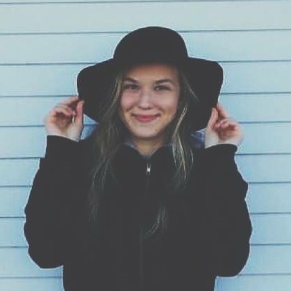 Profile Picture of Dina Chernichenko (@dinacheko) on Poshmark