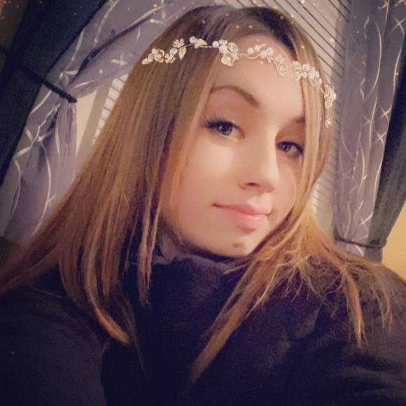 Profile Picture of Lizette Alvarez (@lizette_alvarez) on Poshmark