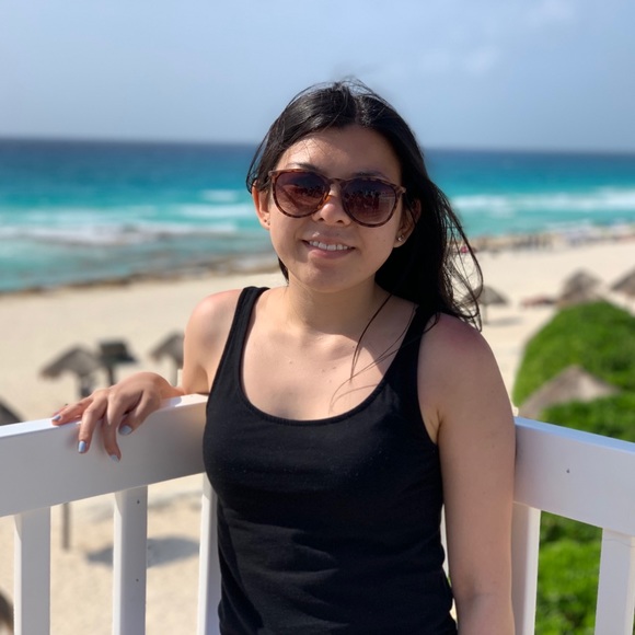 Profile Picture of Bonita Huang (@bobobonita) on Poshmark