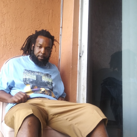 Profile Picture of Kenyatta Bailey (@kenyatta_bailey) on Poshmark