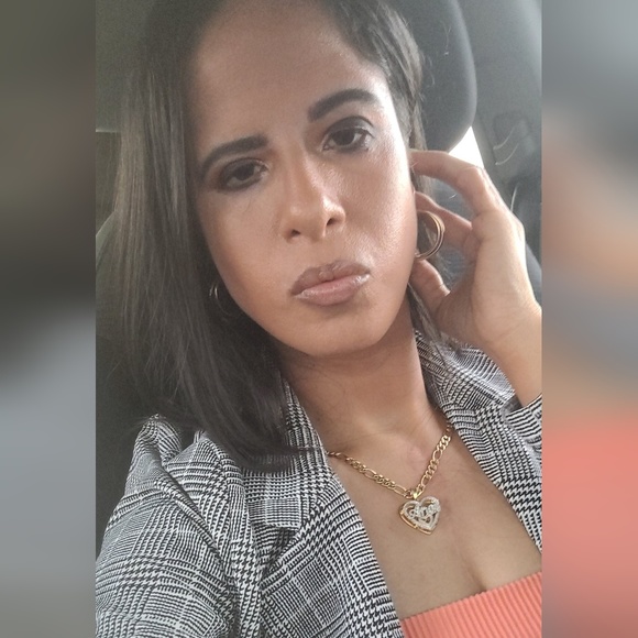 Profile Picture of Elizabeth Beauchamp (@olgamarie2) on Poshmark