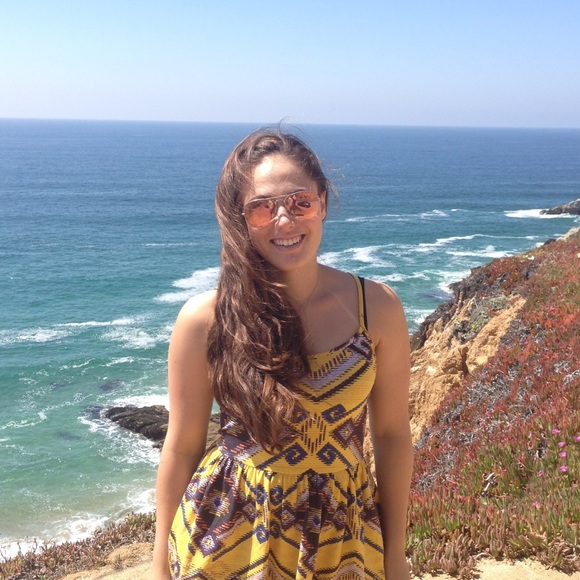Profile Picture of Elizabeth Angarola (@pinkpiggy789) on Poshmark
