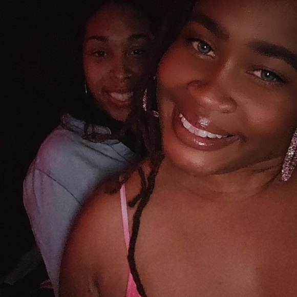 Profile Picture of Roshelle Roshele (@rlr51186) on Poshmark