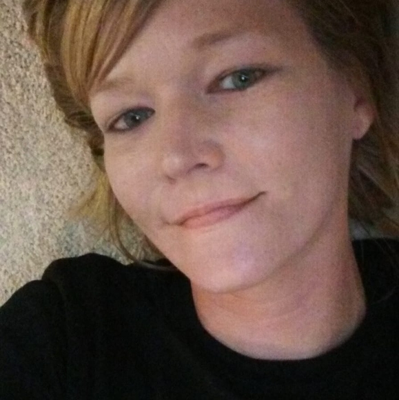 Profile Picture of Leslie Hillyer (@lesliehillyer) on Poshmark