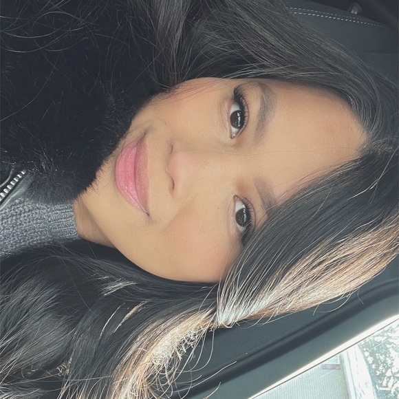 Profile Picture of Linda Richard seng (@xolindaaaa) on Poshmark