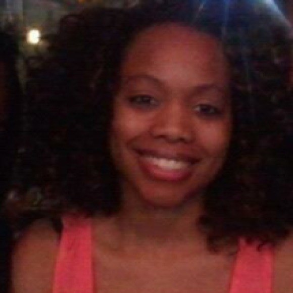 Profile Picture of Nicola Campbell (@nickielovebug) on Poshmark