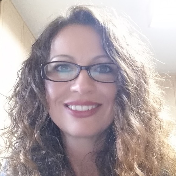 Profile Picture of Lisa Dobbs (@lmdobbs3) on Poshmark