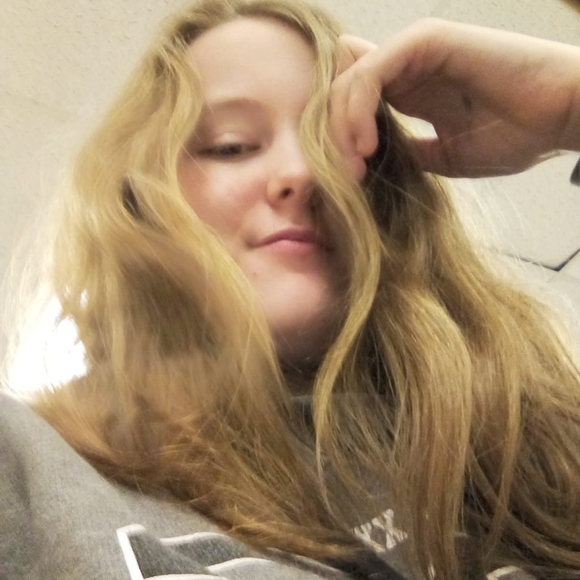 Profile Picture of Allison Filyaw (@atfilyaw) on Poshmark