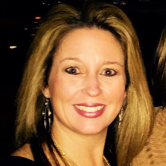 Profile Picture of Melissa Pollock (@melissatpollock) on Poshmark