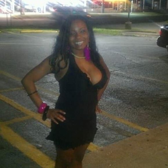 Profile Picture of Tanika Moore (@tanikalmoore) on Poshmark