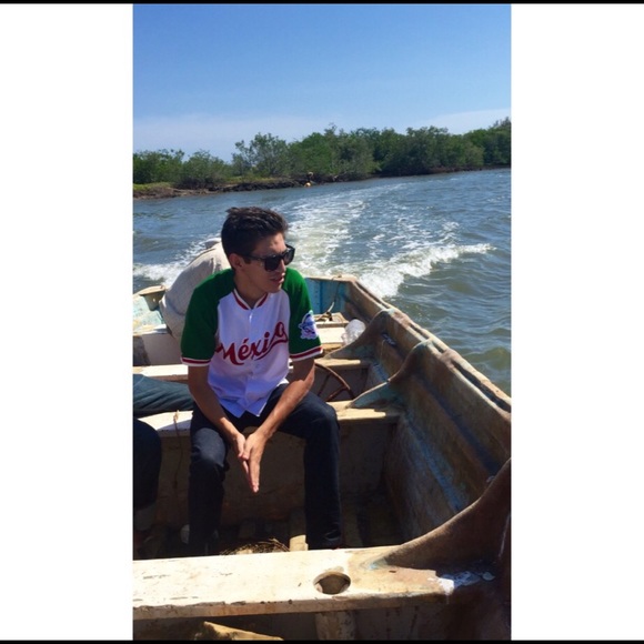 Profile Picture of Alex Ayon (@ayon_92) on Poshmark