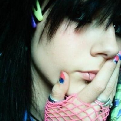 Profile Picture of حَنۆن .. ☂ (@JesseAgin) on Twitter