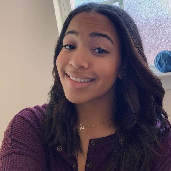 Profile Picture of Mia Holmes (@miaholmes2002) on Poshmark