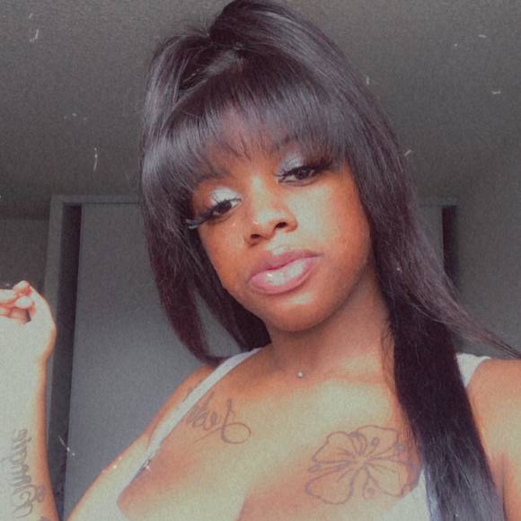 Profile Picture of Diamond Williams (@chinadolly21) on Poshmark