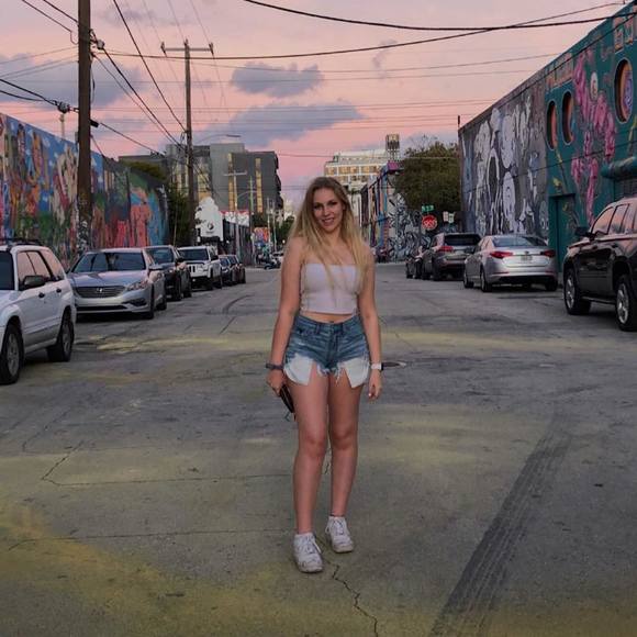 Profile Picture of Autumn Karper (@autumnk2000) on Poshmark