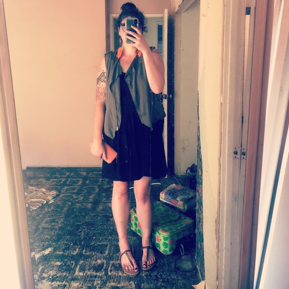 Profile Picture of Michelle Trader (@shellytrader) on Poshmark