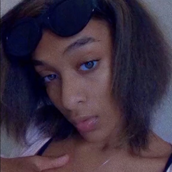 Jenairis Negron - Poshmark Profile Picture of Jenairis Negron (@jenairisnegron) on Poshmark