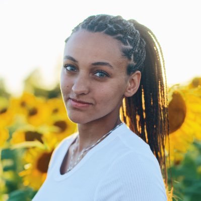 Profile Picture of Julia Hayes (@justjuliahayes) on Twitter