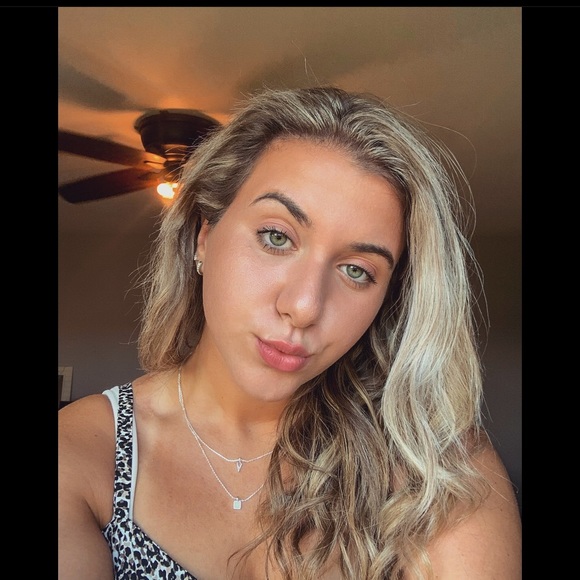 Profile Picture of Madison Manetta (@maddiemanetta16) on Poshmark