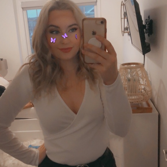 Profile Picture of Emerald Smeaton (@emeralds_closet) on Poshmark