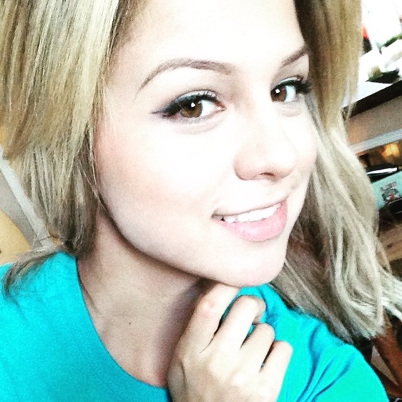 Profile Picture of Kelly Rolen (@kayeolen) on Poshmark