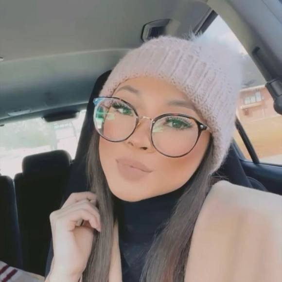 Profile Picture of Jasmine Yap (@jasmineandreaa) on Poshmark