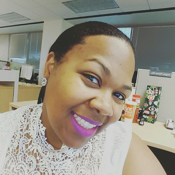 Profile Picture of Angela Pelican (@angieenez) on Poshmark