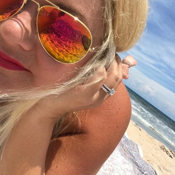 Profile Picture of Amanda Benjamin (@abenjmin77) on Poshmark