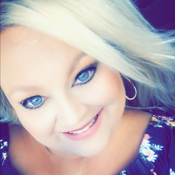 Profile Picture of Robin Deaton (@robindeaton) on Poshmark