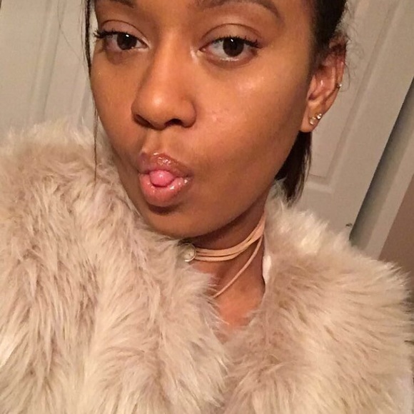 Profile Picture of Joanna Sinclair (@joannasinclair) on Poshmark