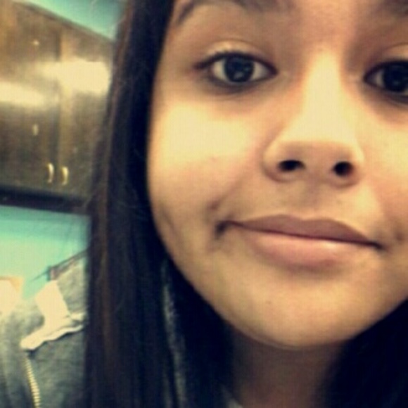 Profile Picture of Lorena Lugo (@lorelugo12) on Poshmark