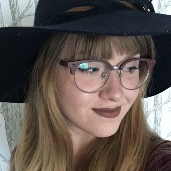 Profile Picture of Breezy Akeson (@blue_bubblegum) on Poshmark