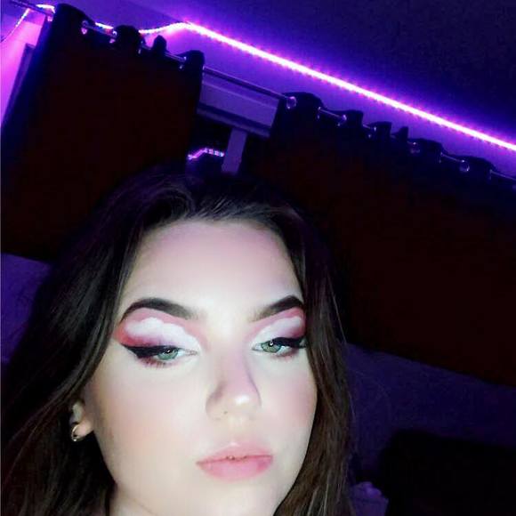 Profile Picture of Ella Almgren (@ellaalmgren) on Poshmark