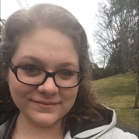 Profile Picture of Alexandra Broderick (@alexandrajoyce) on Poshmark