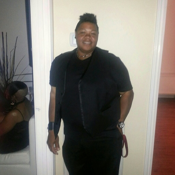 Profile Picture of Andrella Jones (@andrellaj23) on Poshmark