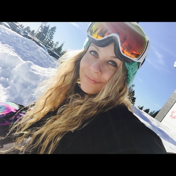 Profile Picture of Karin Uberuaga (@karinuberuaga) on Poshmark
