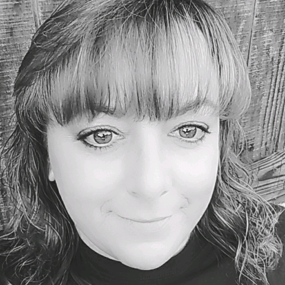 Profile Picture of Ronda Mccrobie (@rmccrobie) on Poshmark