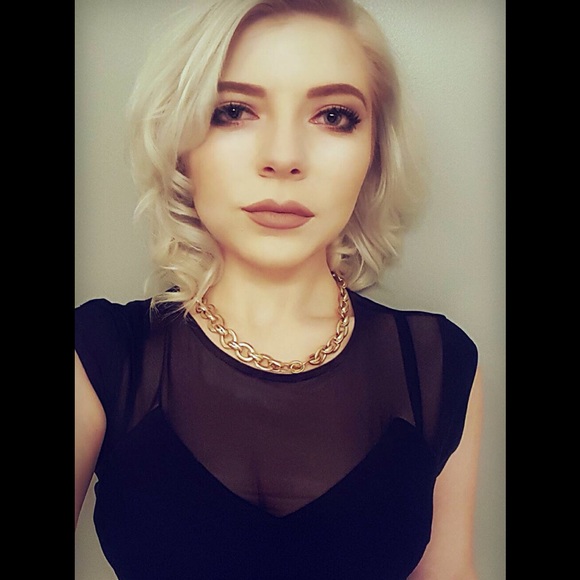 Profile Picture of Renee Hyland (@laurenkelly123) on Poshmark