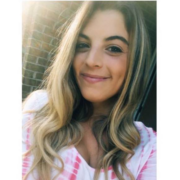 Profile Picture of Sara Feigenbaum (@sarafeigenbaum) on Poshmark