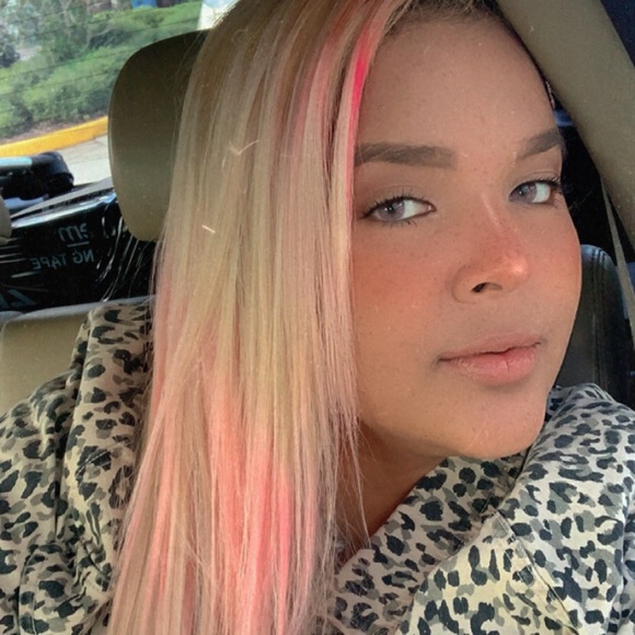 Profile Picture of Vanesa Rengel (@vanesarengel) on Poshmark