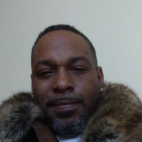 Profile Picture of Dontaye Brown (@shrellbrown_) on Poshmark