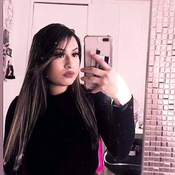 Profile Picture of Elizabeth Aspeitia (@eliaspeitia) on Poshmark