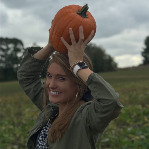 Profile Picture of Bella Burrafato (@bella1burr) on Poshmark
