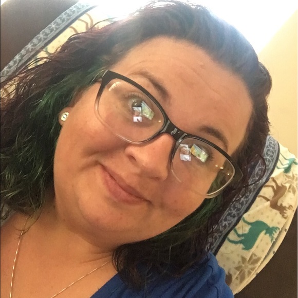 Profile Picture of Shelly Poczik (@sawedoff24) on Poshmark