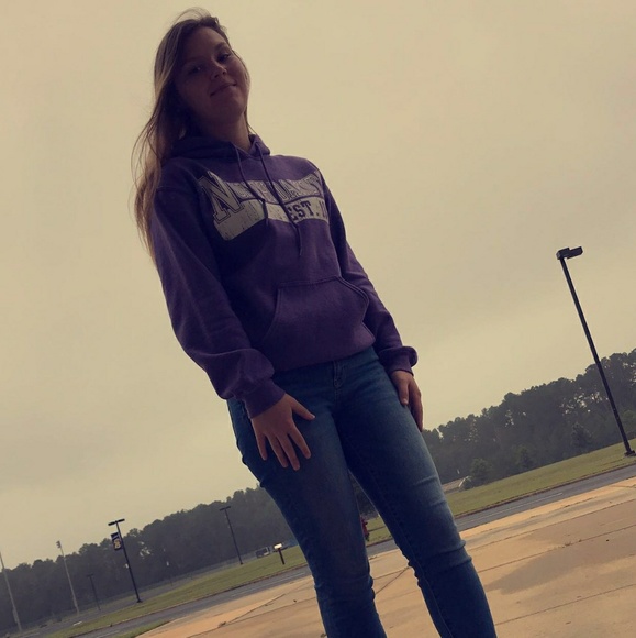 Profile Picture of Kelly Bryan (@klbryan17) on Poshmark